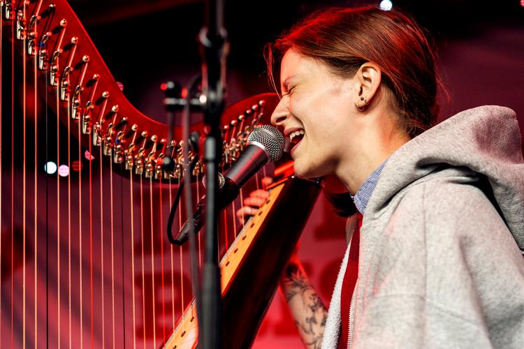 Anden koncert var med harpespillende Selma Judith. Foto: Ivan Boll