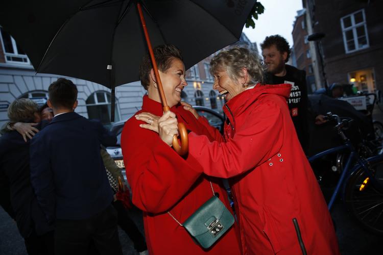 Partiformand Pia Olsen Dyhr og Margrete Auken glæder sig over SF's gode EP-valg. 
 Foto: Jacob Ehrbahn
