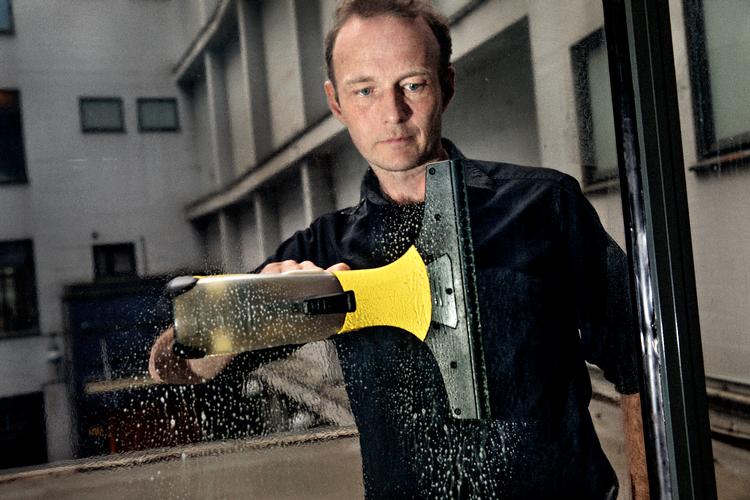 Maskiner til at vaske vinduer med kan ikke erstatte det gammeldags, professionelle håndelag, så vinduespudseren hos en af vores dommere får lov at beholde sit job. Foto: Jacob Ehrbahn/POLFOTO