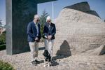 Mads og Elin Drangsfeldt og hunden Hannibal, alle fra Vojens, foran Harald Blåtands runesten i Jelling, der blev starten på det Danmark, vi kender. 
   Foto: Jens Hartmann Schmidt/POLFOTO