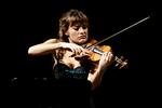 Den skotske violinist Nicola Benedetti skulle have givet koncert i Tivoli søndag, men hun blev syg, så i stedet trådte Jonian Ilias Kadesha til som vikar. Det var ikke noget dårligt bytte, når det nu skulle være. Foto: Anders Rye Skjoldjensen/POLFOTO