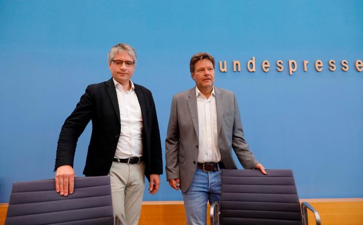 De Grønne sejrherrer, spidskandidat Sven Giegold og partiformand Robert Habeck, på pressemøde i Berlin. Den grønne sejr presser de gamle partier og kan få Merkels regering til at kuldsejle.   Foto: Michele Tantussi/Ritzau Scanpix