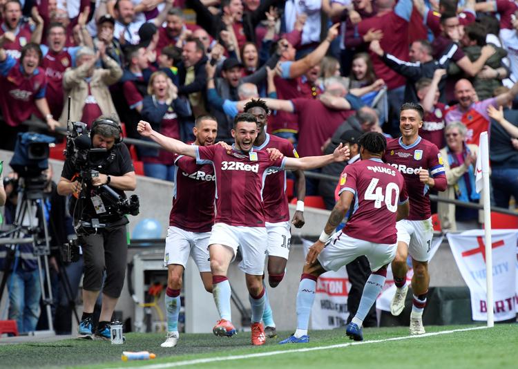Aston Villa-spillerne jubler efter at have scoret det andet mål i oprykningsfinalen mod Derby County. Foto: Tony O'brien/Ritzau Scanpix