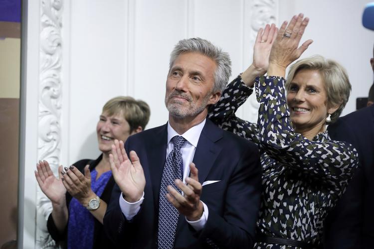 Hos Venstre var der stor jubel, da partiet gik frem og fik i alt fire mandater til europaparlamentsvalget. EP-spidskandidat Morten Løkkegaard (i midten) lytter til Lars Løkke Rasmussens tale. Til venstre Solrun Løkke Rasmussen, til højre Løkkegaards kone, Connie Dahl Løkkegaard.
   Foto: Jens Dresling/POLFOTO