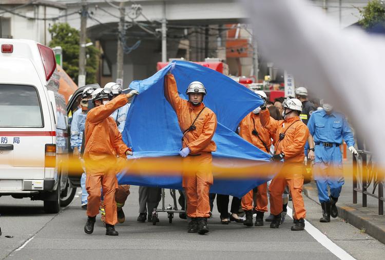 Redningsarbejdere på stedet, hvor mange mennesker blev angrebet af en mand med kniv. Angrebet fandt sted tirsdag morgen lokal tid i Kawasaki, syd for Tokyo.  Foto: Kyodo/Ritzau Scanpix
