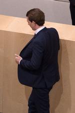 
  Sebastian Kurz forlader det østrigske parlament efter at være væltet som kansler af et mistillidsvotum. Han gik direkte ud i den valgkamp, der ventes at blive hård og beskidt. Foto: Alex Halada/Ritzau Scanpix