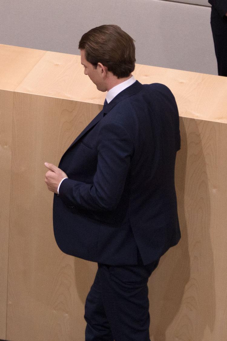 
  Sebastian Kurz forlader det østrigske parlament efter at være væltet som kansler af et mistillidsvotum. Han gik direkte ud i den valgkamp, der ventes at blive hård og beskidt. Foto: Alex Halada/Ritzau Scanpix