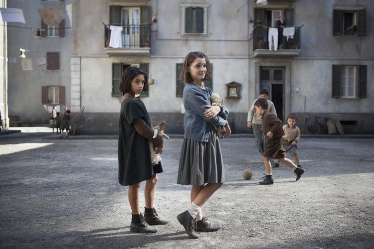Ludovica Nasti (tv.) spiller i HBO-serien 'My Brilliant Friend' unge Lila, mens Elisa Del Genio spiller unge Elena i Saverio Costanzos filmatisering af den mystiske forfatter Elena Ferrantes Napoli-romaner. Serien fik topkarakter i Politiken i 2018. Foto: Eduardo Castaldo/HBO Nordic