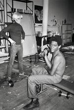 Alle kender Warhols billeder af Monroe og Mao, men nu offentliggøres 400 af kunstnerens fotografier.  Billederne skildrer et nært venskab med kunstneren Jean-Michel Basquiat, her i Warhols studio, august 1983.
 Foto: The Andy Warhol Foundation for the Visual Arts, Inc.