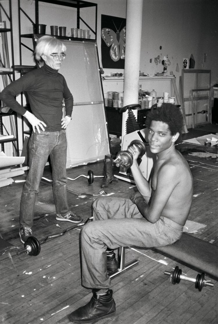 Alle kender Warhols billeder af Monroe og Mao, men nu offentliggøres 400 af kunstnerens fotografier.  Billederne skildrer et nært venskab med kunstneren Jean-Michel Basquiat, her i Warhols studio, august 1983.
 Foto: The Andy Warhol Foundation for the Visual Arts, Inc.