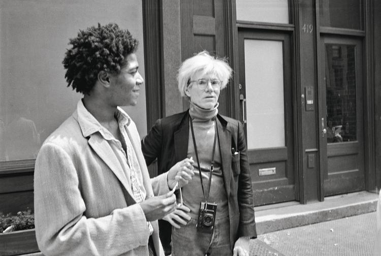 Andy Warhols omgangskreds var af og til irriteret over, at Warhol dokumenterede hvert eneste øjeblik af sit og Basquiats liv, og der var teorier om, at Warhol brugte kameraet som en form for social krykke han kunne gemme sig bag. West Broadway, 1984. Foto: © The Andy Warhol Foundation for the Visual Arts, Inc.