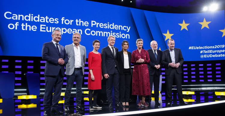 Fra venstre: Jan Zahradil (ECR), Nico Cue (GUE/NGL), Ska Keller (EGP)  Margrethe Vestager  (ALDE),  Frans Timmermans (S&D) and German Manfred Weber (EPP) efter spidskandidatdebatten den 15. maj.  Foto: Aris Oikonomou/Ritzau Scanpix
