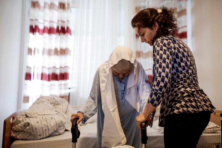 Zarmina Waziri bor i dag hos sin datter, som passer hende døgnet rundt. På det seneste har den 70-årige kvinde fået svært ved at genkende sine børn. 
 Foto: Jens Hartmann Schmidt/POLFOTO