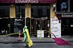 Cafe Sommersko eksisterer ikke længere. Billedet er fra 2012, hvor organisationen Work Force laver en aktion mod cafeen, fordi de unge arbejdede under urimelige arbejdsvilkår på caféen.
   Foto: Magnus Holm/POLFOTO