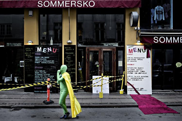 Cafe Sommersko eksisterer ikke længere. Billedet er fra 2012, hvor organisationen Work Force laver en aktion mod cafeen, fordi de unge arbejdede under urimelige arbejdsvilkår på caféen.
   Foto: Magnus Holm/POLFOTO