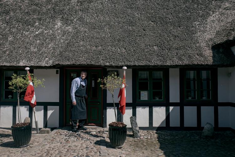
    Politiken valfarter til Danmarks demokratiske mødesteder - og hører, hvad folk synes, valget egentlig handler om.
 Kroejeren Søren Fiil Paetch

   Foto: Jens Hartmann Schmidt/POLFOTO