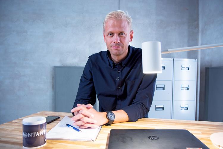 'Kontant' bestyres af Jacob Kragelund, og skuespiller Karsten Jansfort elsker, når han konfronterer skurke i DR's forbrugerprogram. 