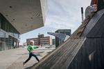 Ved udløbet af åen ligger Aarhus mødested og bibliotek Dokk1, hvor der er tænkt mere i oplevelser - også for børnene - end kun i bøger. Her er Ali på 4 år i gang med at erobre den amerikanske ørn.   Foto: Jens Hartmann Schmidt/POLFOTO