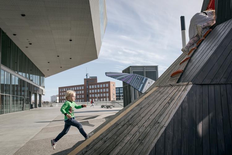 Ved udløbet af åen ligger Aarhus mødested og bibliotek Dokk1, hvor der er tænkt mere i oplevelser - også for børnene - end kun i bøger. Her er Ali på 4 år i gang med at erobre den amerikanske ørn.   Foto: Jens Hartmann Schmidt/POLFOTO
