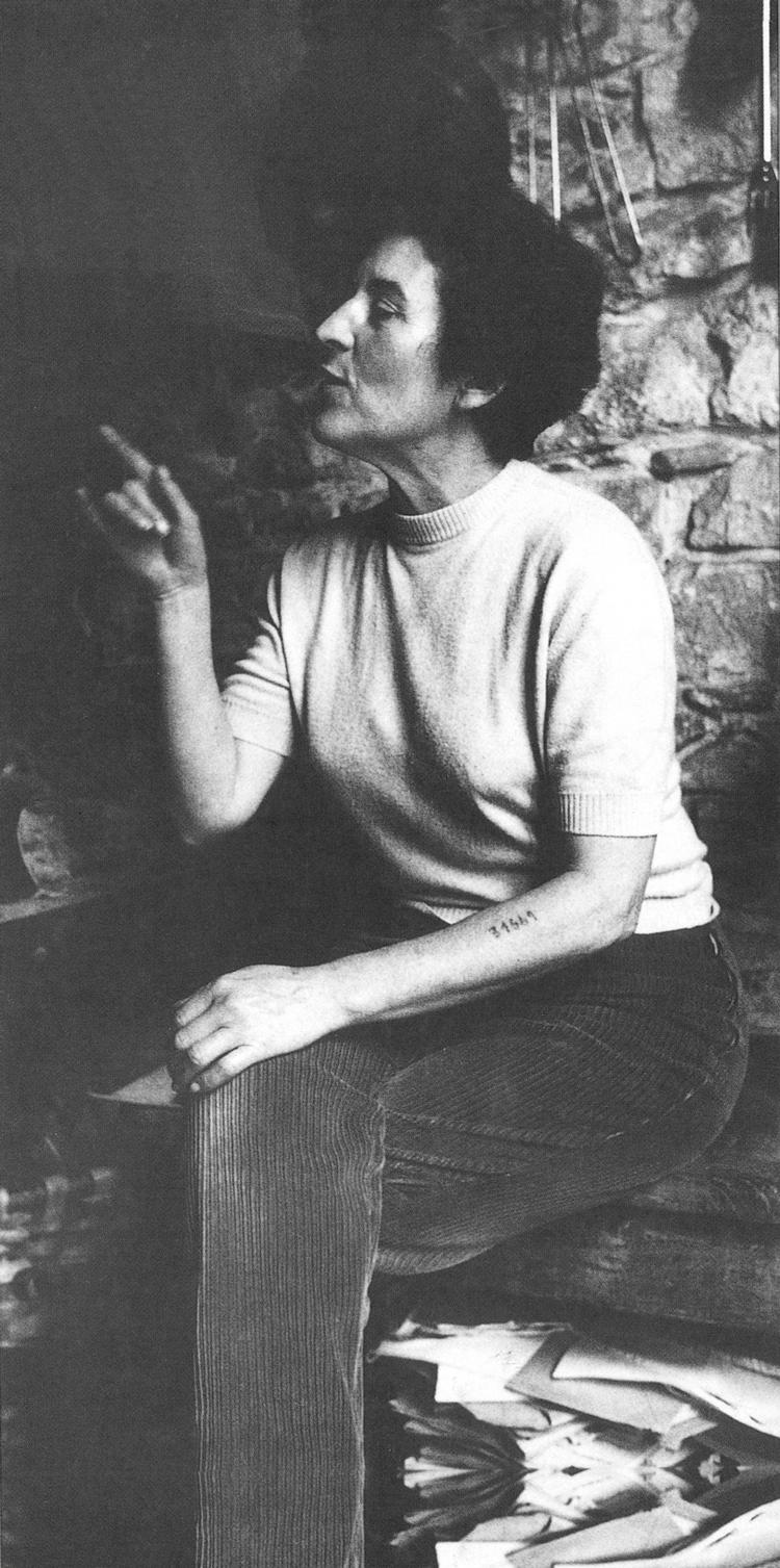 Charlotte Delbo var af kommunistisk arbejderklasse, hendes mand blev henrettet for modstandskamp i 1942, og selv blev hun sammen med en række andre ikke-jødiske franske kvinder transporteret til Auschwitz-Birkenau. Foto: Eric Sxhwab