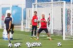 Målmandstræner Lars Høgh herser med Frederik Rønnow og Kasper Schmeichel (th.) i forbindelse med VM i Rusland sidste år. Nu er trioen samlet i Danmark.
   Foto: Finn Frandsen/POLFOTO