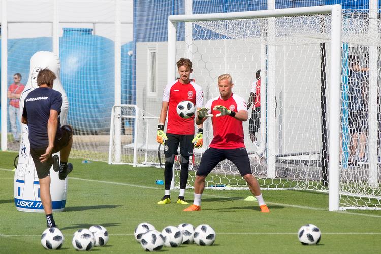 Målmandstræner Lars Høgh herser med Frederik Rønnow og Kasper Schmeichel (th.) i forbindelse med VM i Rusland sidste år. Nu er trioen samlet i Danmark.
   Foto: Finn Frandsen/POLFOTO
