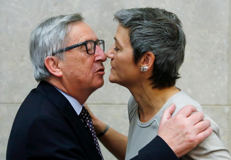 Margrethe Vestager kindkysser Jean-Claude Juncker, som hun satser på at efterfølge som formand for EU-kommissionen. Foto: Francois Lenoir/Ritzau Scanpix