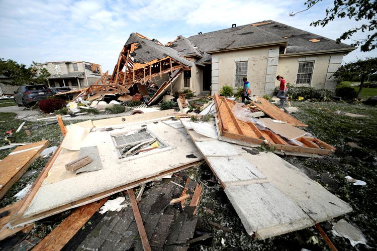 Indbyggere i byen Clayton i Ohio samler deres ejendele, efter deres huse blev totalskadede. Talrige hjem blev ødelagt, og en mand mistede livet i byen Celina, også i Ohio.  
   Foto: Kyle Grillot/Ritzau Scanpix