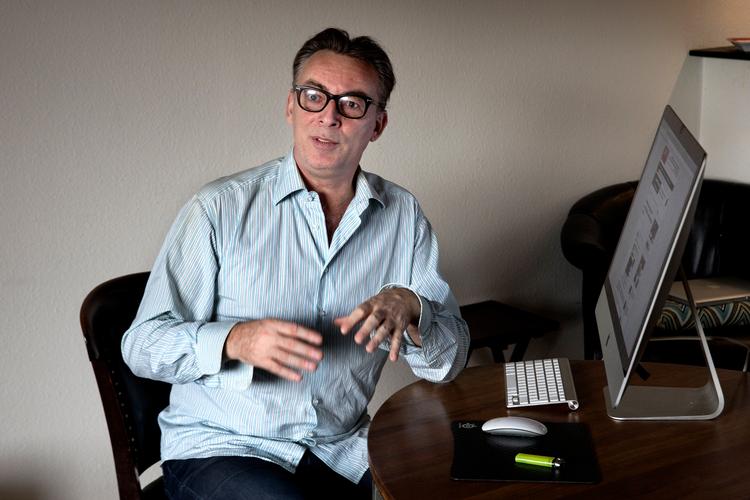 Folketingskandidat for Nye Borgerlige, Jeppe Juhl er ikke i tvivl om sine politiske prioriteringer: Udlændingepolitik er vigtigere end klimapolitik »i en faktor fem millioner til én«, siger han til Politiken. Her er han fotograferet ved en tidligere lejlighed i forbindelse med lanceringen af det højreorienterede netmedie 24Nyt. Arkivfoto: Finn Frandsen