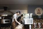 Partnerne bag LaserTryk har åbnet  pizzeria i virksomhedens lokaler i Skejbys industrikvarter. Man har allieret sig med en verdensmester i pizzadej og har investeret i en brændefyret pizzaovn samt ikke mindst i en it-platform, hvor man kan sammensætte sin pizza 100 pct. som man vil have den. Det er iværksættere som LaserTryk, Venstre vil støtte bedre, viser partiets nye erhvervsudspil.  Foto: Morten Lau-nielsen/Morten Lau-Nielsen