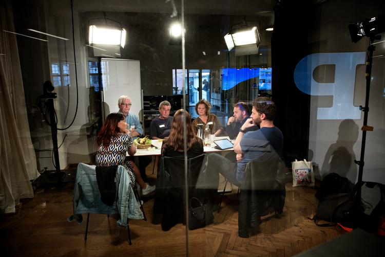 Opgaven lød: Nulstil psykiatrien og lever på fem timer en løsningsorienteret plan for, hvordan vi får en bedre psykiatri. I skal ikke være begrænset af strukturer eller økonomi. De syv ildsjæle fra psykiatrien knoklede herefter omkring bordet.  Foto: Jacob Ehrbahn/POLFOTO