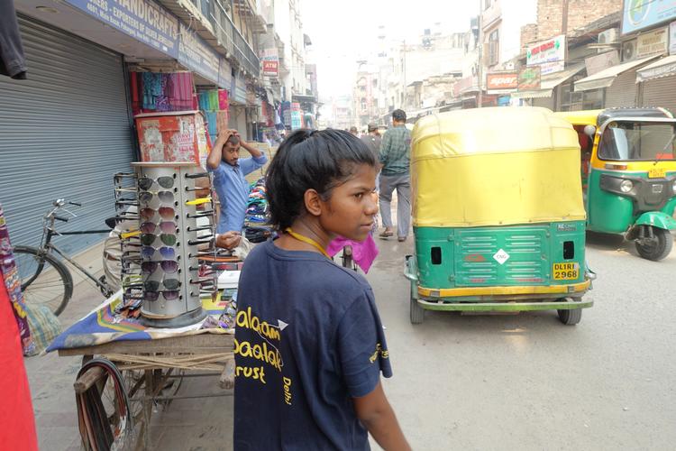 Guiden, 18-årige Anny, blev samlet op af socialarbejdere i New Delhi, efter hun som lille tog turen fra hjemstavnen Odisha, da børnehjemmet, hun boede på, lukkede.  Foto: Laura Byager Rabøl