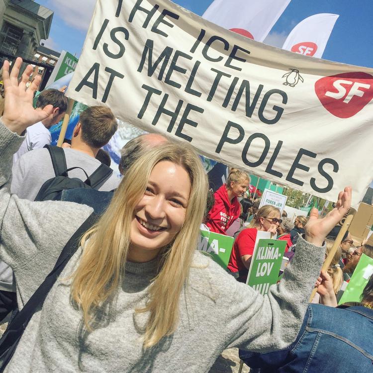 Lørdag var Kira Peter-Hansen til  klimamarch for at høre sit idol Greta Thunberg tale, og senere samme dag var hun chauffør for spidskandidaten og partiformanden. Søndag var hendes parti en af valgets vindere. Mandag var hun det hidtil yngste medlem af Europa-parlamentet.

 Foto: Privat