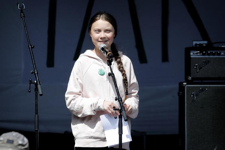 Greta Thunberg talte på scenen foran Christiansborg under Folkets Klimamarch. Samme dag udkom hendes bog 'Scener fra hjertet' på dansk.
   Foto: Jens Dresling/POLFOTO