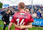 Nicolai Geertsen var den store spiller, da han med to sene mål mod Helsingør sikrede Lyngby to playoffkampe mod Vendsyssel, og han blev tiljublet af medspilleren Lasse Fosgaard, fansene og træner Christian Nielsen.  Foto: Per Kjærbye / Fodboldbilleder 