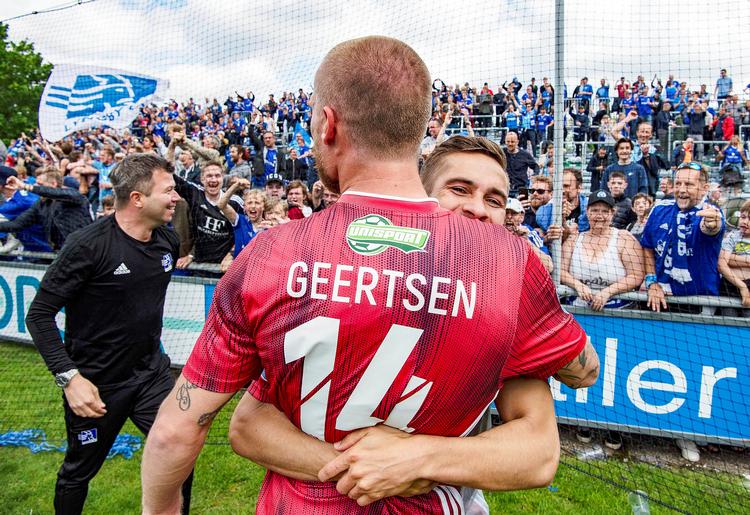 Nicolai Geertsen var den store spiller, da han med to sene mål mod Helsingør sikrede Lyngby to playoffkampe mod Vendsyssel, og han blev tiljublet af medspilleren Lasse Fosgaard, fansene og træner Christian Nielsen.  Foto: Per Kjærbye / Fodboldbilleder 