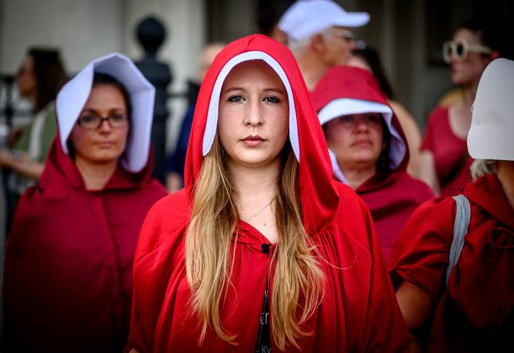 Handsmaid-udklædte demonstranter protesterer mod den nye abortlov i New Orleans.  Foto: Emily Kask/Ritzau Scanpix