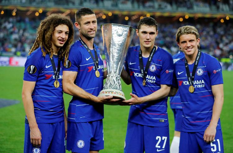Andreas Christensen (nr. 2 fra højre) med pokalen efter 4-1-sejren over Arsenal. Holdkammeraterne er fra højre Ethan Ampadu, Gary Cahill og Conor Gallagher.. 
    
   Foto: Phil Noble/Ritzau Scanpix
