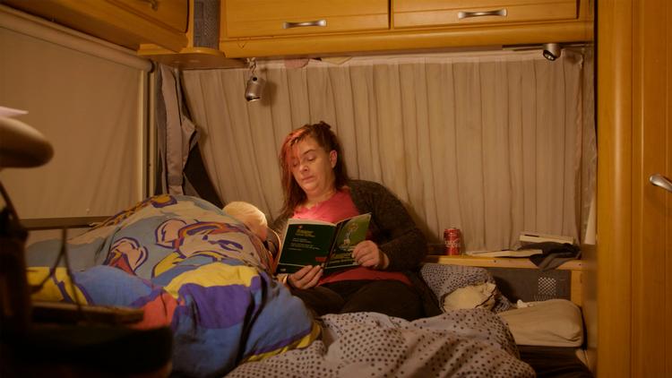 Camilla er mor til to og bor på Corona Camping mellem Køge og Ringsted. Foto: TV 2