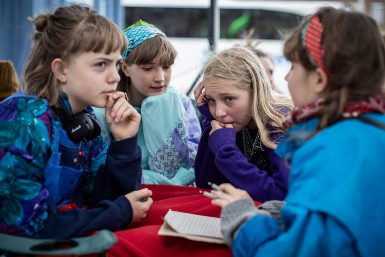 Under et banner med 'Den grønne studenterbevægelse' forventer man at finde unge i 20'erne. Men det er mest børn, der er mødt op på Christiansborgs Slotsplads 
 for at råbe op om deres frygt for klimaudviklingen. Foto: Jens Hartmann Schmidt/POLFOTO