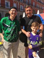 Liverpool-fan Daniel (tv.) rendte tilfældigt ind i Tottenham-tilhængerne Dan og Oliver i Madrid. De er bundet sammen af en ligakamp tidligere i år og har alle et brændende ønske om at se deres helte på stadion på lørdag.  Foto: Bo Moshage