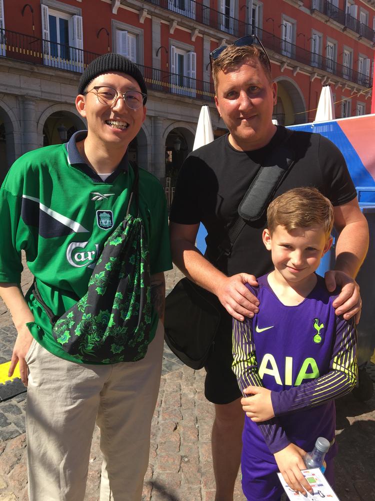 Liverpool-fan Daniel (tv.) rendte tilfældigt ind i Tottenham-tilhængerne Dan og Oliver i Madrid. De er bundet sammen af en ligakamp tidligere i år og har alle et brændende ønske om at se deres helte på stadion på lørdag.  Foto: Bo Moshage