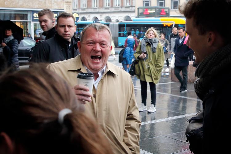 Lige nu har statsminister Lars Løkke Rasmussen travlt med valgkampen. Her uddeler han valgmateriale på Nørreport Station.  
   Foto: Jens Dresling/POLFOTO