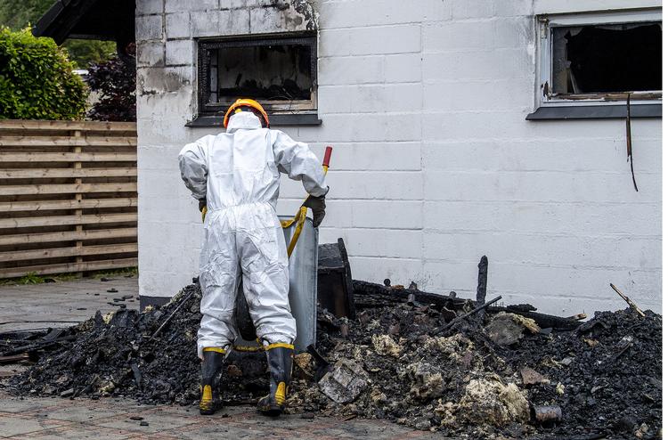 
    Brandteknikere og folk fra Beredskabstyrelsen er igang med at undersøge brandstedet i Blåvand. En 19-årig tysk mand er sigtet for drabe og  varetægtsfængslet i foreløbig to uger. Foto: John Randeris/Ritzau Scanpix