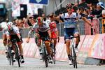 Damiano Cima jubler efter at have ført et langt udbrud sejrrigt til ende, og Pascal Ackermann ærgrer sig over ikke at have fanget italieneren. Foto: Luk Benies/Ritzau Scanpix