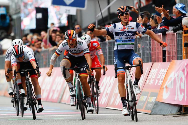 Damiano Cima jubler efter at have ført et langt udbrud sejrrigt til ende, og Pascal Ackermann ærgrer sig over ikke at have fanget italieneren. Foto: Luk Benies/Ritzau Scanpix