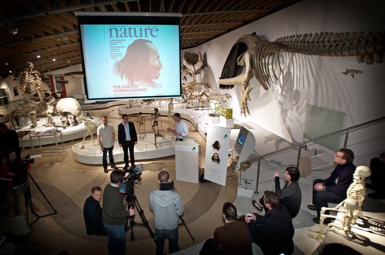 
    Professor Eske Willerslev  og Ph.d. Morten Rasmussen var i 2010 de første i verden, som genskabte generne hos en mand fra en forlængst uddød kultur. Deres opdagelse blev publiceret verden rundt. 
   Foto: Jens Dresling/POLFOTO