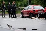 Politi og Beredskabstyrelsen arbejder på Øresundsvej i København, hvor en bombe eksploderede ved en parkeret bil.
   Foto: Jens Dresling/POLFOTO
