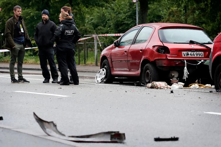 Politi og Beredskabstyrelsen arbejder på Øresundsvej i København, hvor en bombe eksploderede ved en parkeret bil.
   Foto: Jens Dresling/POLFOTO