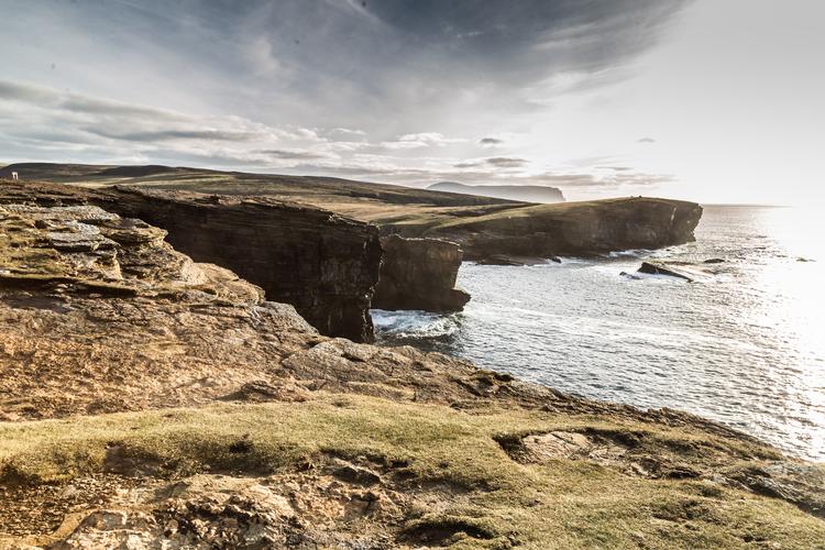 Mød den enestående udsigt over det frådende Atlanterhav fra Cliffs of Yesnaby. Foto: Mikkel Bækgaard